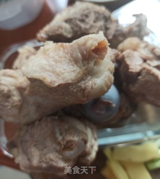 豆瓣酱卤大棒骨的做法步骤：1