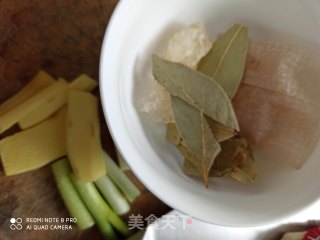 豆瓣酱卤大棒骨的做法步骤：2