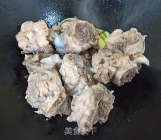 豆瓣酱卤大棒骨的做法步骤：4