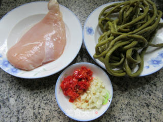 酸豆角炒鸡丁的做法步骤：1