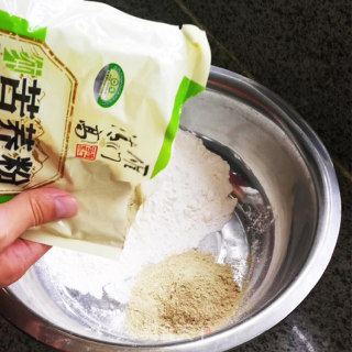 淡黄的面条，蓬松的蔬菜，一个人吃苦荞刀削面开狂…的做法步骤：1
