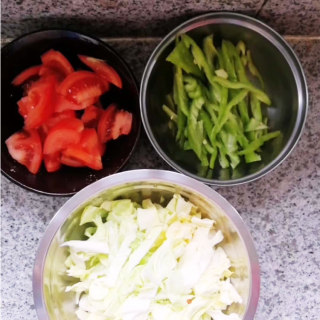 淡黄的面条，蓬松的蔬菜，一个人吃苦荞刀削面开狂…的做法步骤：3