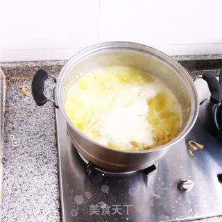 淡黄的面条，蓬松的蔬菜，一个人吃苦荞刀削面开狂…的做法步骤：6