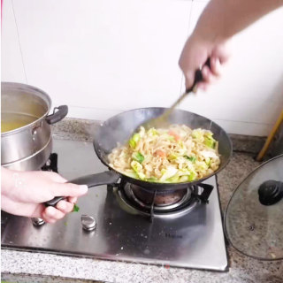 淡黄的面条，蓬松的蔬菜，一个人吃苦荞刀削面开狂…的做法步骤：7