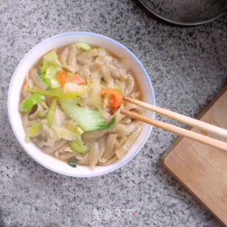 淡黄的面条，蓬松的蔬菜，一个人吃苦荞刀削面开狂…的做法步骤：8