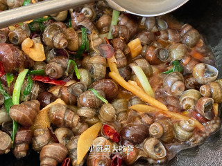 夜宵摊的《香辣田螺》的做法步骤：7