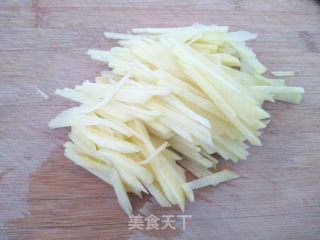 洋葱炒土豆丝的做法步骤：1