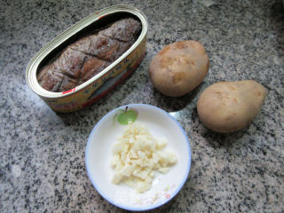 豆豉鲮鱼炒土豆的做法步骤：1