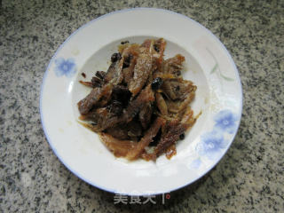 豆豉鲮鱼炒土豆的做法步骤：2