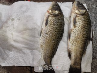 鲜上加鲜~鲫鱼鲜蘑炖豆腐的做法步骤：1