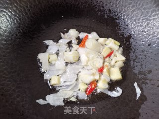 鲜上加鲜~鲫鱼鲜蘑炖豆腐的做法步骤：2