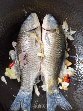 鲜上加鲜~鲫鱼鲜蘑炖豆腐的做法步骤：3