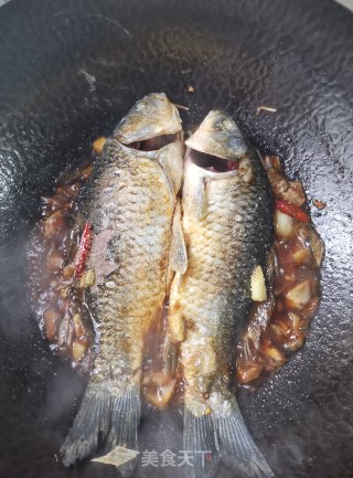 鲜上加鲜~鲫鱼鲜蘑炖豆腐的做法步骤：4