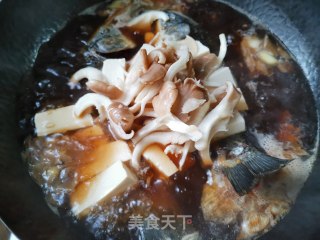 鲜上加鲜~鲫鱼鲜蘑炖豆腐的做法步骤：7