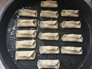槐花猪肉锅贴的做法步骤：8