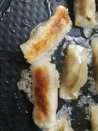槐花猪肉锅贴的做法步骤：11