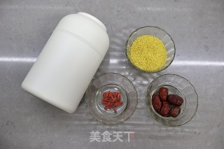 焖烧罐红枣枸杞小米粥的做法步骤：1