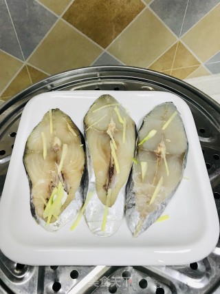 蒸马鲛鱼的做法步骤：3