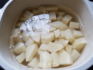 孜然黑椒土豆的做法步骤：2