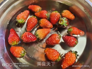 玉米草莓芒果沙拉的做法步骤：2