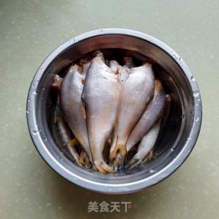 黄鲫子鱼煎鸡蛋的做法步骤：1