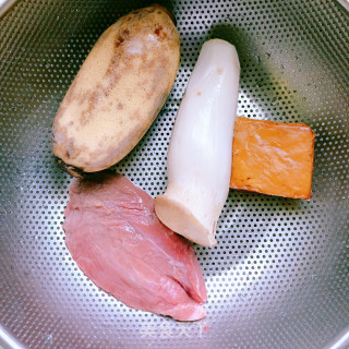 酱炒（蒸）瘦肉丁的做法步骤：1