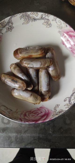 黄蛏蒸粉丝的做法步骤：1