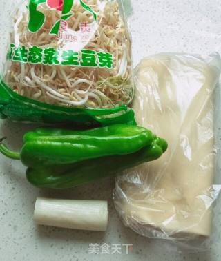 干豆腐青椒炒豆芽的做法步骤：1