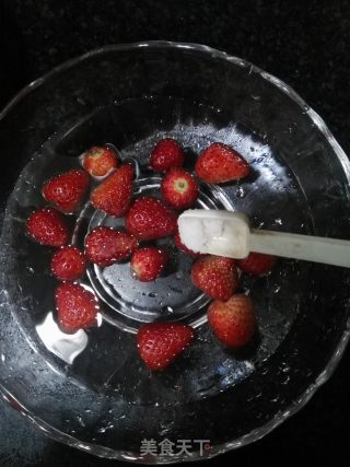 草莓奶昔的做法步骤：2