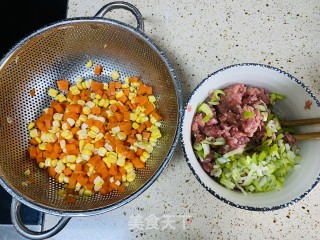 三色肉馅儿包的做法步骤：2