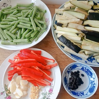 蒜头豆豉炒茄子豆角的做法步骤：1