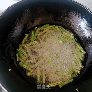 蒜头豆豉炒茄子豆角的做法步骤：2