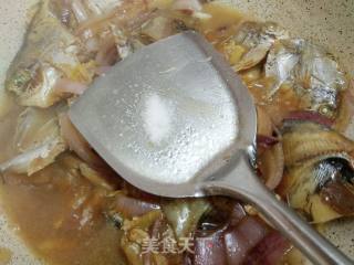 洋葱炒鲳鱼鲞的做法步骤：9