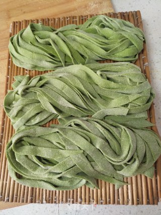 西红柿菠菜面的做法步骤：1