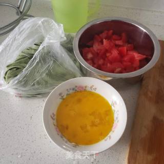 西红柿菠菜面的做法步骤：2