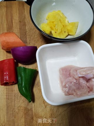 菠萝炒鸡胸肉的做法步骤：1