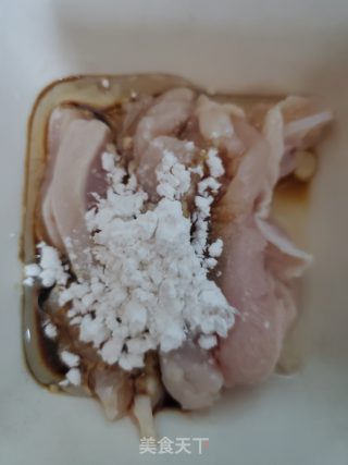 菠萝炒鸡胸肉的做法步骤：2