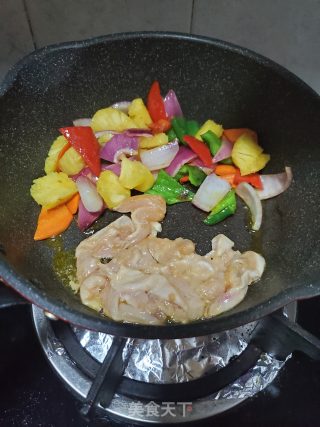 菠萝炒鸡胸肉的做法步骤：7