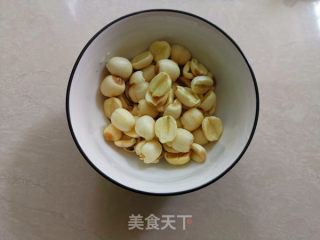 莲子烧鸡关节的做法步骤：2