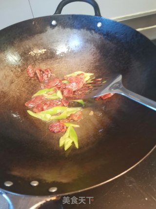 秋葵炒腊肉的做法步骤：5
