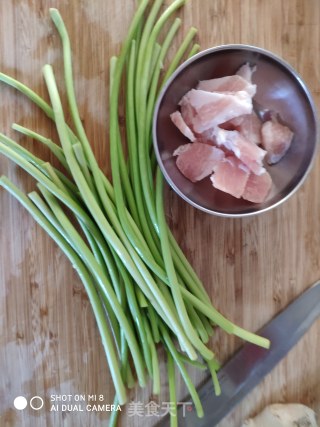 蒜毫炒肉的做法步骤：1