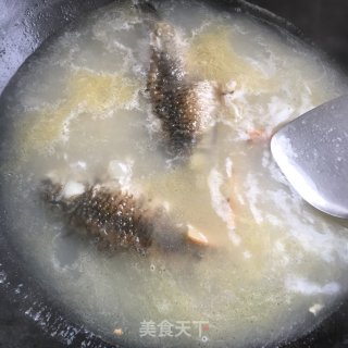 包芥菜鲫鱼汤的做法步骤：7