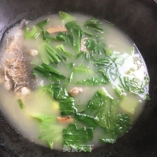 包芥菜鲫鱼汤的做法步骤：10