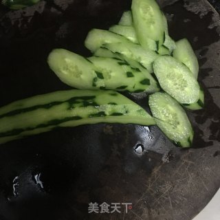 青瓜炒火腿肠的做法步骤：1