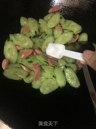 青瓜炒火腿肠的做法步骤：6