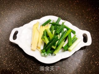 酱炒鱿鱼须的做法步骤：1