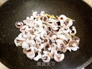 酱炒鱿鱼须的做法步骤：4