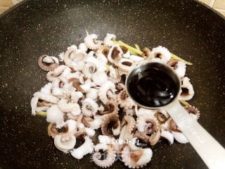 酱炒鱿鱼须的做法步骤：5