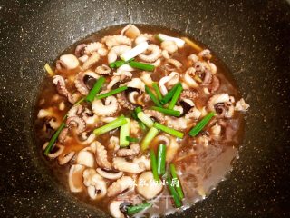 酱炒鱿鱼须的做法步骤：7