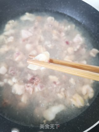 香辣鸡丁的做法步骤：1